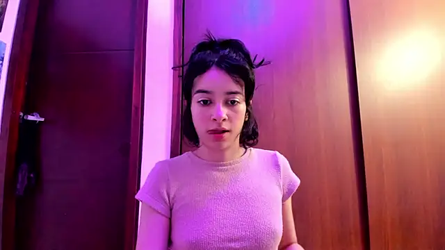 Snapshot of _Lunnaa_ chatting on December 21, 5:25 am Lunnaa online show from December 21, 5:25 am