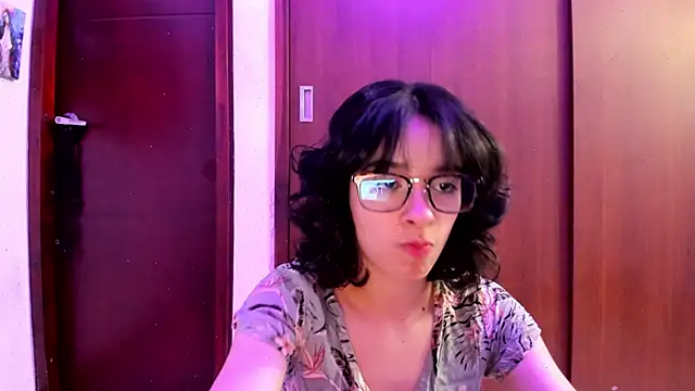 Snapshot of _Lunnaa_ chatting on February 10, 12:41 am Lunnaa online show from February 10, 12:41 am