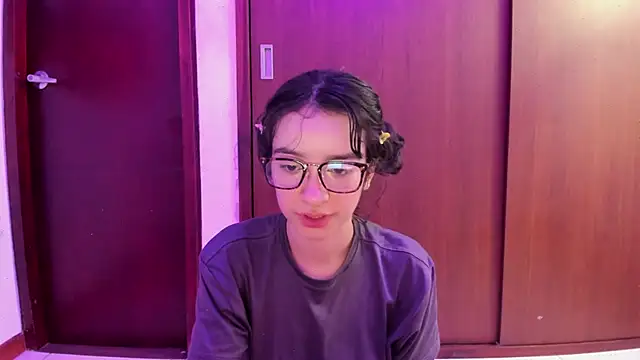 Snapshot of _Lunnaa_ chatting on February 24, 4:49 am Lunnaa online show from February 24, 4:49 am