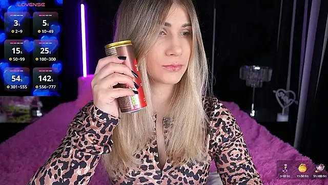 Snapshot of CassandraGood chatting on December 3, 7:43 am CassandraGood online show from December 3, 7:43 am