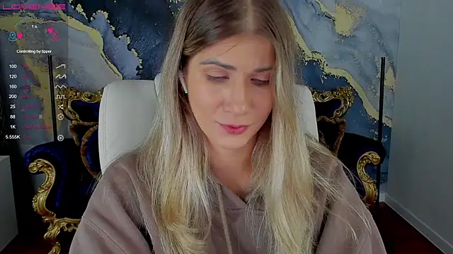 Snapshot of CassandraGood chatting on December 9, 11:56 pm CassandraGood online show from December 9, 11:56 pm