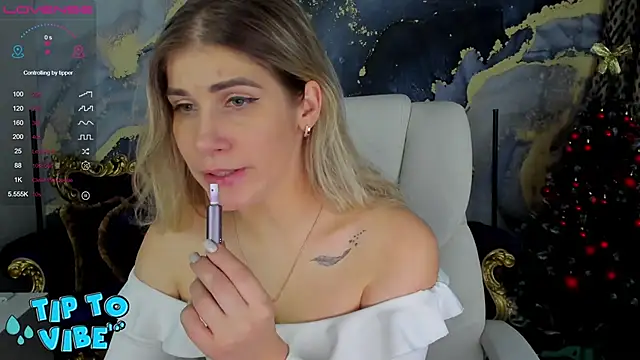 Snapshot of CassandraGood chatting on January 2, 9:33 am CassandraGood online show from January 2, 9:33 am