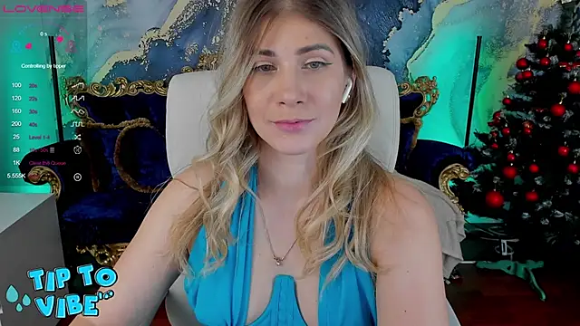 Snapshot of CassandraGood chatting on January 5, 12:42 am CassandraGood online show from January 5, 12:42 am