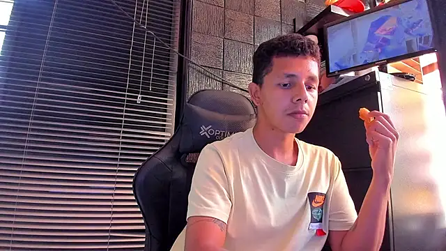 boy bigcock24cm online show from June 24, 9:25 pm