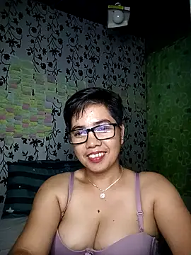 Snapshot of lovely_samxxx24 chatting on February 19, 8:12 am lovely samxxx24 online show from February 19, 8:12 am