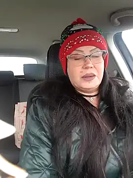 Snapshot of x__KHALEESI__x chatting on December 30, 10:32 am x KHALEESI x online show from December 30, 10:32 am