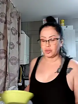 Snapshot of x__KHALEESI__x chatting on January 5, 8:00 pm x KHALEESI x online show from January 5, 8:00 pm