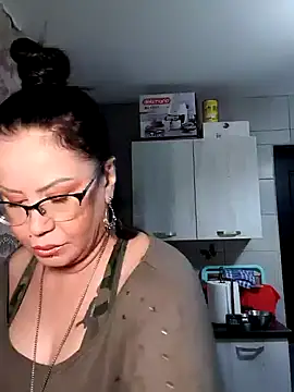 Snapshot of x__KHALEESI__x chatting on January 6, 9:00 pm x KHALEESI x online show from January 6, 9:00 pm