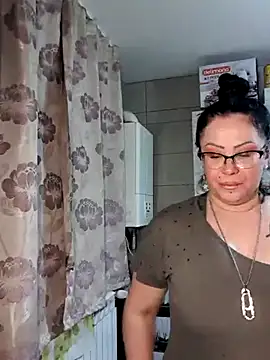 Snapshot of x__KHALEESI__x chatting on January 7, 12:03 am x KHALEESI x online show from January 7, 12:03 am