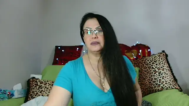 Snapshot of x__KHALEESI__x chatting on January 14, 1:58 am x KHALEESI x online show from January 14, 1:58 am