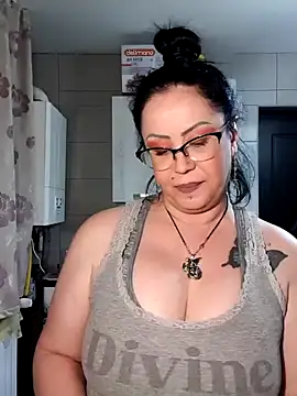 Snapshot of x__KHALEESI__x chatting on January 21, 5:09 pm x KHALEESI x online show from January 21, 5:09 pm