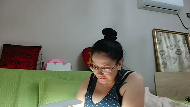 Snapshot of x__KHALEESI__x chatting on January 24, 6:04 pm x KHALEESI x online show from January 24, 6:04 pm