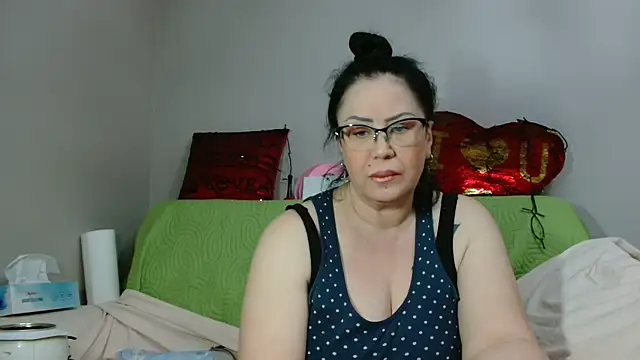 Snapshot of x__KHALEESI__x chatting on January 25, 9:04 pm x KHALEESI x online show from January 25, 9:04 pm