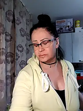 Snapshot of x__KHALEESI__x chatting on February 10, 6:24 pm x KHALEESI x online show from February 10, 6:24 pm