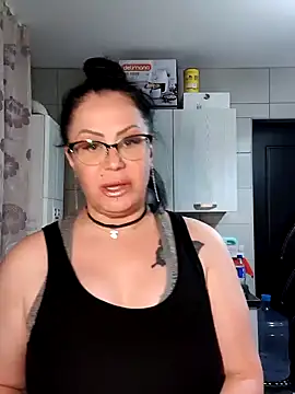 Snapshot of x__KHALEESI__x chatting on February 10, 9:25 pm x KHALEESI x online show from February 10, 9:25 pm