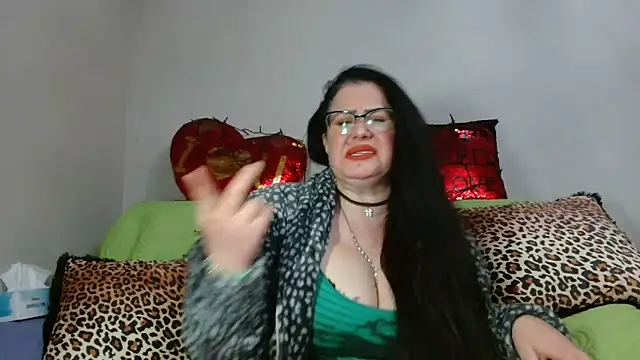 Snapshot of x__KHALEESI__x chatting on February 11, 8:42 pm x KHALEESI x online show from February 11, 8:42 pm