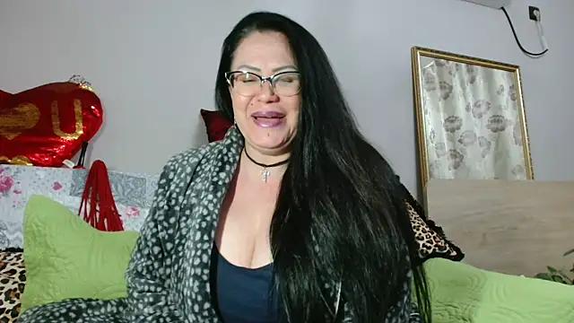 Snapshot of x__KHALEESI__x chatting on March 12, 11:22 pm x KHALEESI x online show from March 12, 11:22 pm