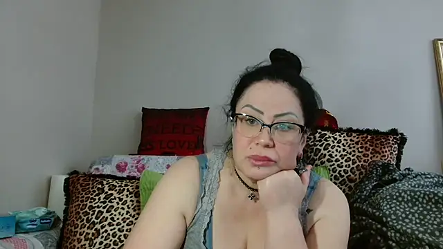 Snapshot of x__KHALEESI__x chatting on March 19, 2:13 pm x KHALEESI x online show from March 19, 2:13 pm