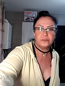 Snapshot of x__KHALEESI__x chatting on October 7, 12:35 pm x KHALEESI x online show from October 7, 12:35 pm