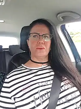 Snapshot of x__KHALEESI__x chatting on October 13, 10:04 am x KHALEESI x online show from October 13, 10:04 am