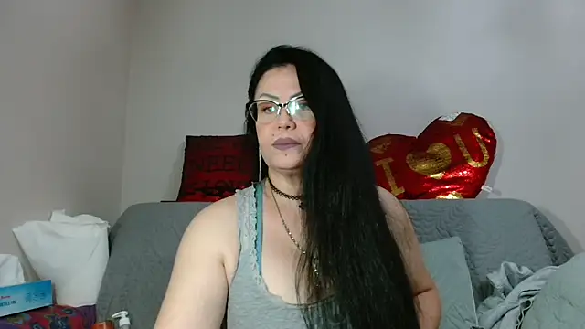 Snapshot of x__KHALEESI__x chatting on October 22, 5:45 pm x KHALEESI x online show from October 22, 5:45 pm