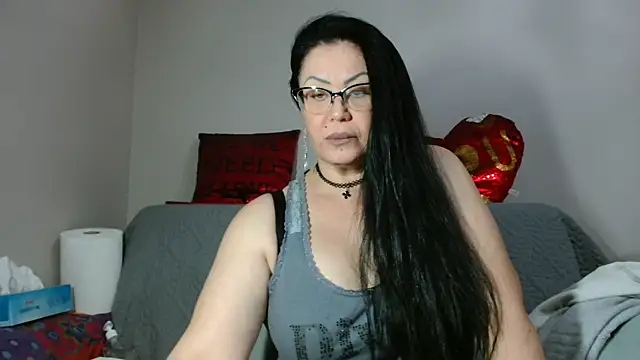 Snapshot of x__KHALEESI__x chatting on October 23, 4:39 pm x KHALEESI x online show from October 23, 4:39 pm