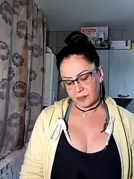 Snapshot of x__KHALEESI__x chatting on November 21, 5:22 pm x KHALEESI x online show from November 21, 5:22 pm