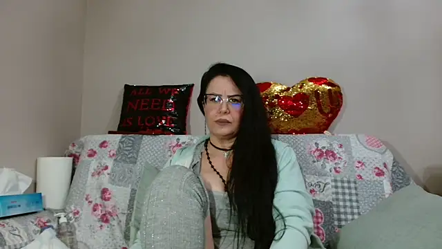 Snapshot of x__KHALEESI__x chatting on November 25, 7:14 pm x KHALEESI x online show from November 25, 7:14 pm