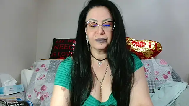 Snapshot of x__KHALEESI__x chatting on December 14, 6:12 pm x KHALEESI x online show from December 14, 6:12 pm