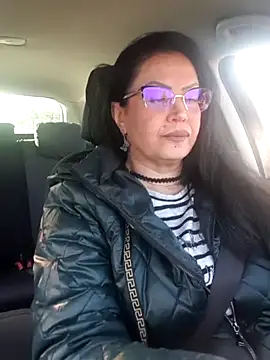 Snapshot of x__KHALEESI__x chatting on December 15, 7:34 am x KHALEESI x online show from December 15, 7:34 am