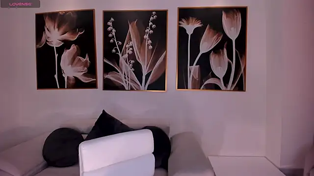 NiaHolland online show from February 25, 6:06 pm