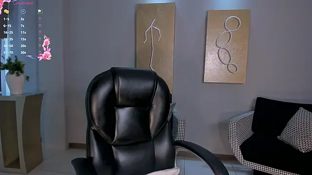 Snapshot of NinaMichelle chatting on June 11, 12:32 am NinaMichelle online show from June 11, 12:32 am