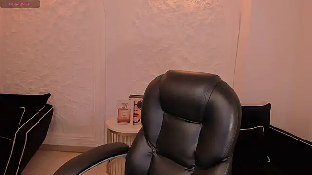 Snapshot of MollyJones_ chatting on July 5, 12:01 pm MollyJones online show from July 5, 12:01 pm
