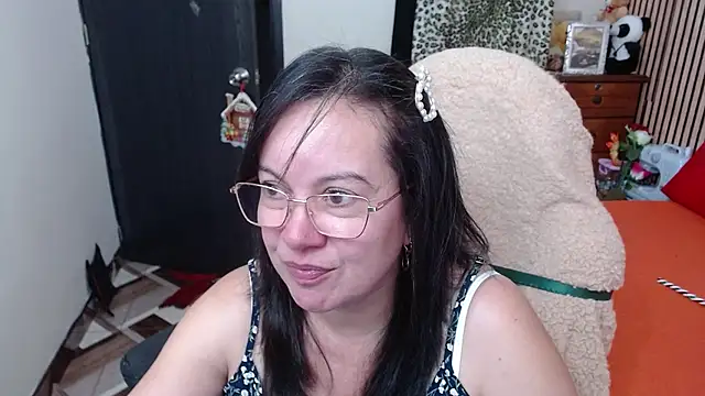 Sonialorens  online show from December 4, 10:29 pm