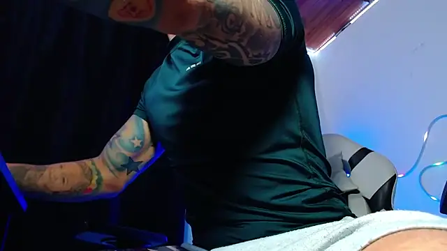 Snapshot of sebastian_horny chatting on November 15, 8:22 am sebastian horny online show from November 15, 8:22 am