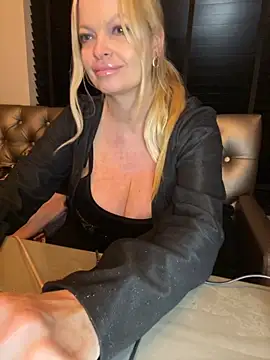 Snapshot of Lisavontease chatting on October 18, 10:43 pm Lisavontease online show from October 18, 10:43 pm