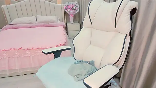 Snapshot of Girl__Funny chatting on January 15, 2:24 pm Girl Funny online show from January 15, 2:24 pm