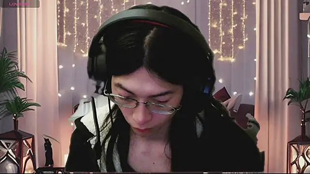 Snapshot of CrytinaSissyCrossdress chatting on April 23, 1:35 pm CrytinaSissyCrossdress online show from April 23, 1:35 pm