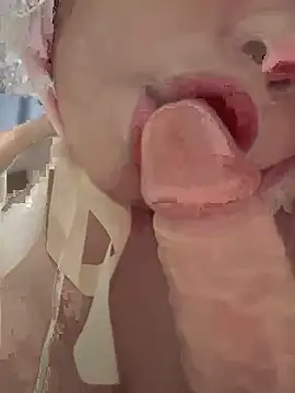 Snapshot of seraphine23 chatting on February 22, 6:39 am seraphine23 online show from February 22, 6:39 am