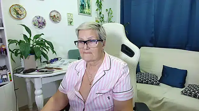 Snapshot of Selenna57 chatting on December 19, 7:10 pm Selenna57 online show from December 19, 7:10 pm