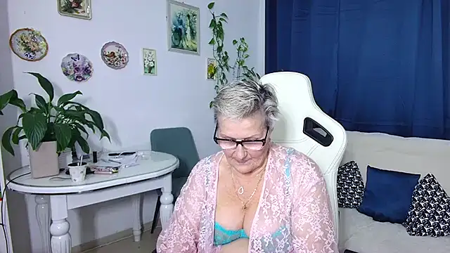 Snapshot of Selenna57 chatting on December 20, 7:10 pm Selenna57 online show from December 20, 7:10 pm