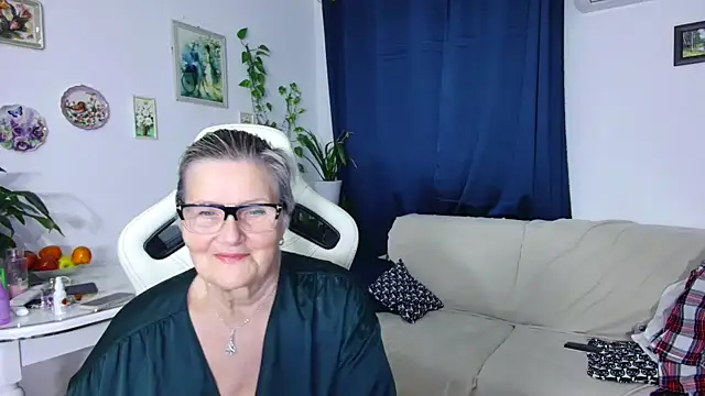 Snapshot of Selenna57 chatting on January 18, 6:44 pm Selenna57 online show from January 18, 6:44 pm