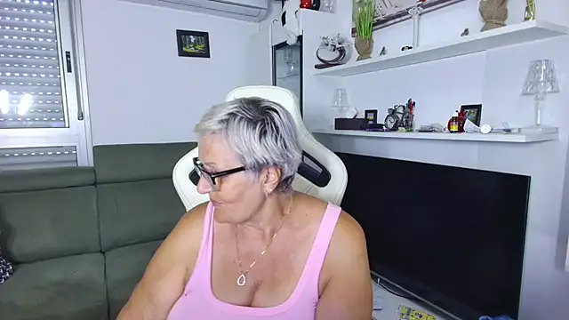 Snapshot of Selenna57 chatting on June 17, 11:45 am Selenna57 online show from June 17, 11:45 am