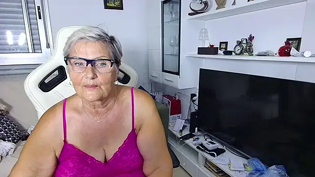 Snapshot of Selenna57 chatting on June 21, 5:04 pm Selenna57 online show from June 21, 5:04 pm