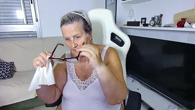 Snapshot of Selenna57 chatting on June 24, 5:12 pm Selenna57 online show from June 24, 5:12 pm