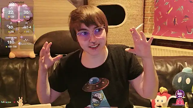 Snapshot of GamerGirl_Eve chatting on October 28, 7:27 pm GamerGirl Eve online show from October 28, 7:27 pm