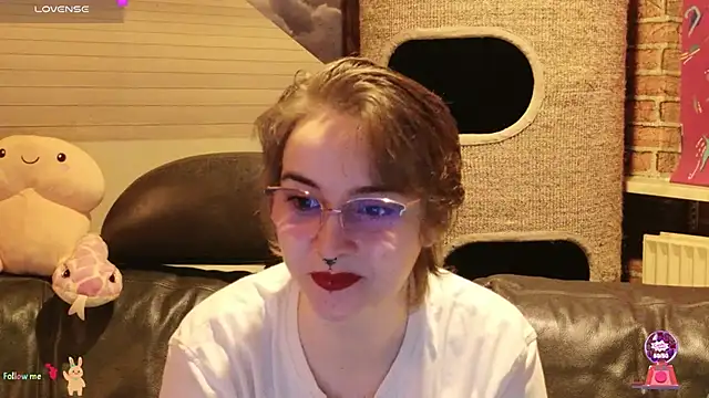 Snapshot of GamerGirl_Eve chatting on November 13, 7:24 pm GamerGirl Eve online show from November 13, 7:24 pm