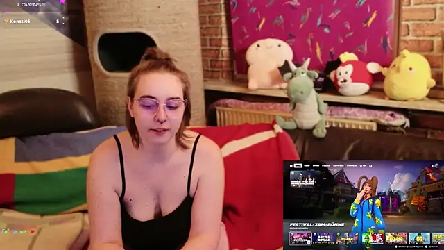 Snapshot of GamerGirl_Eve chatting on February 28, 6:42 pm GamerGirl Eve online show from February 28, 6:42 pm