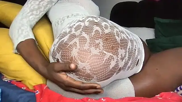 Snapshot of choco_petite chatting on June 24, 3:49 am choco petite online show from June 24, 3:49 am