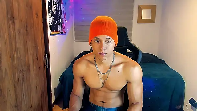 Snapshot of Liam_V chatting on February 11, 10:37 am Liam V online show from February 11, 10:37 am